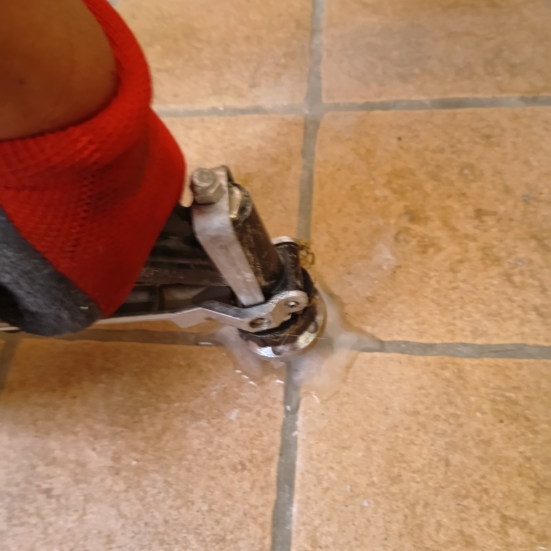 床にシロアリ駆除剤を注入