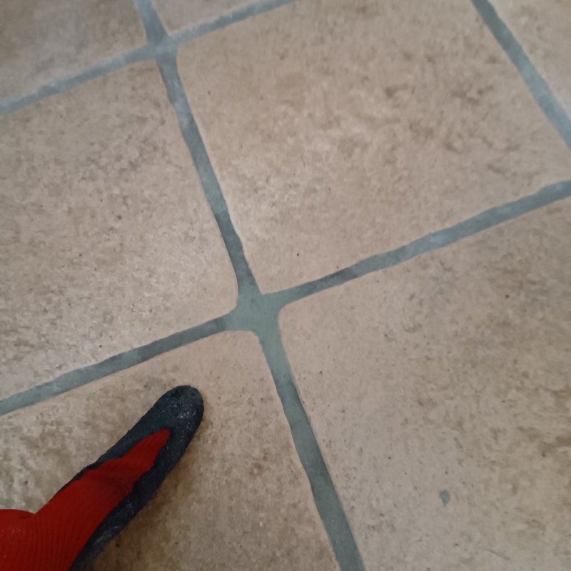 開けた穴を修復した様子