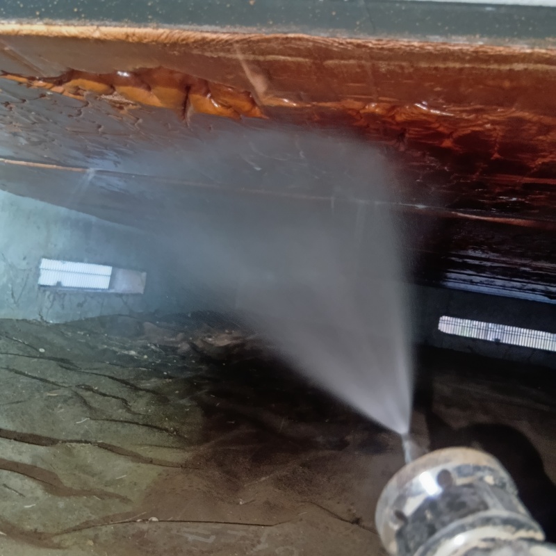 床下の木材に防蟻剤を散布