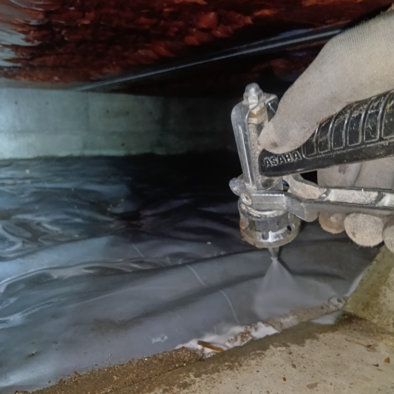 床下の地面に防蟻剤を散布