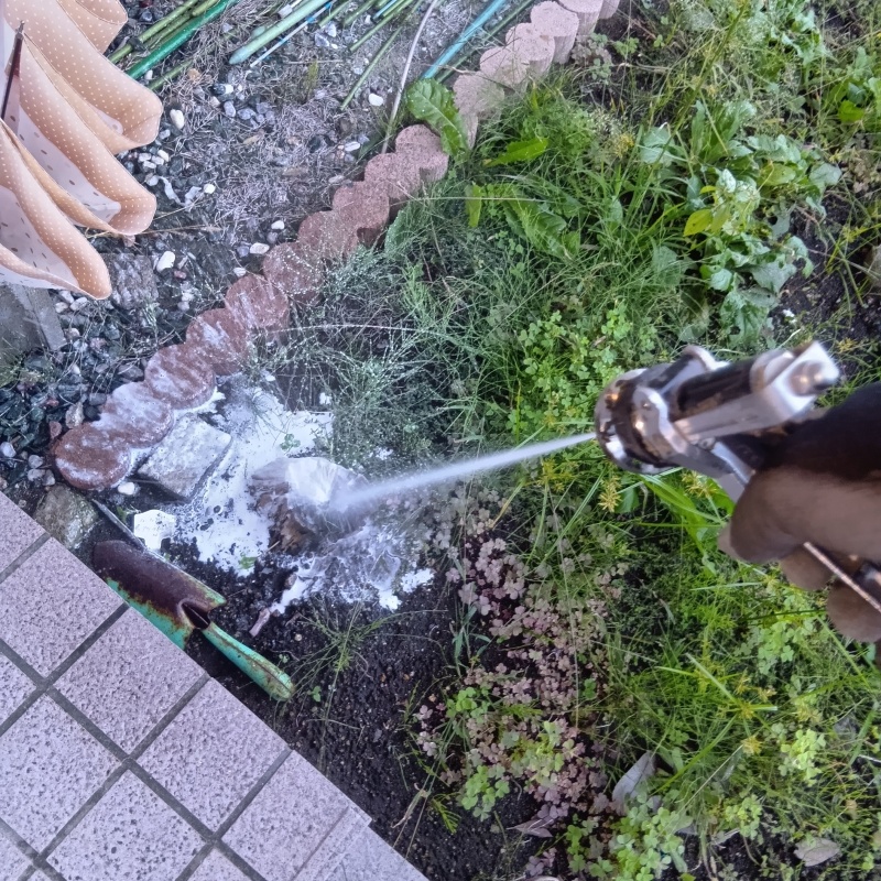 建物の外周に防蟻剤を散布