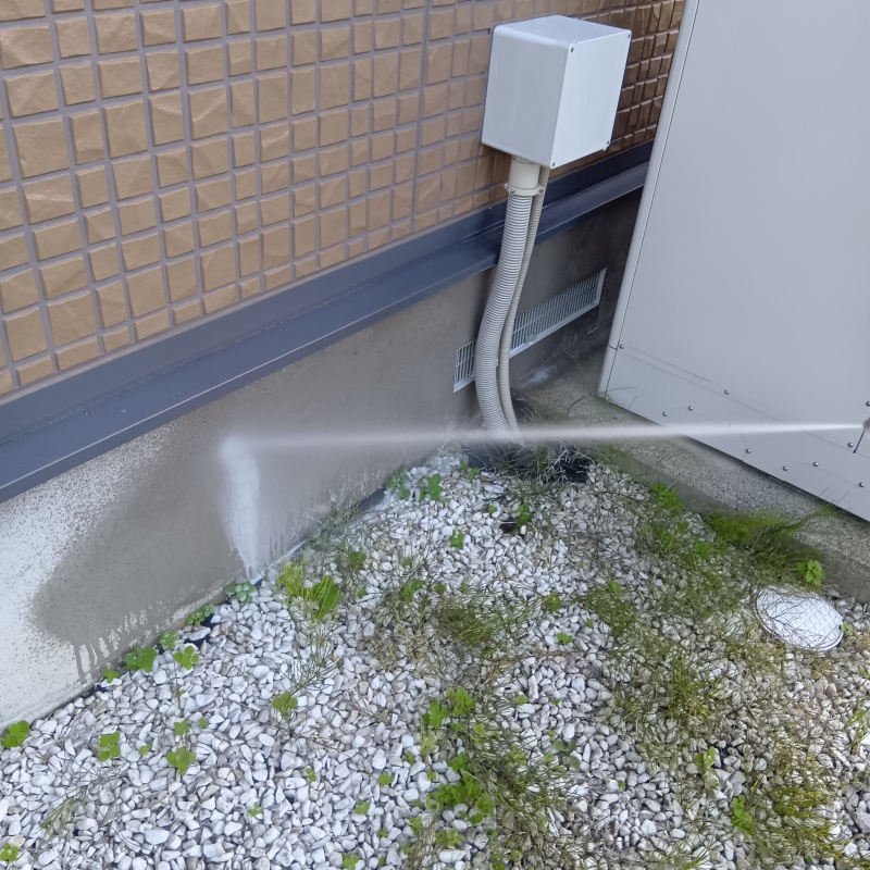 建物の外周に防蟻剤を散布