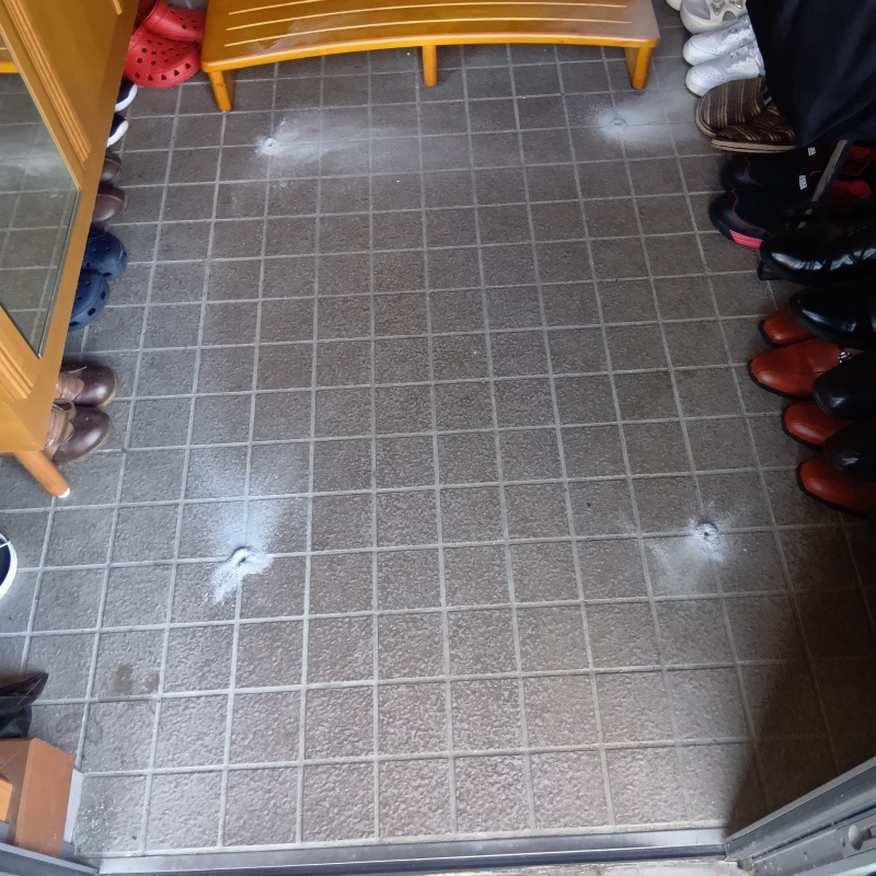 防蟻剤を注入するための穴を開けた様子