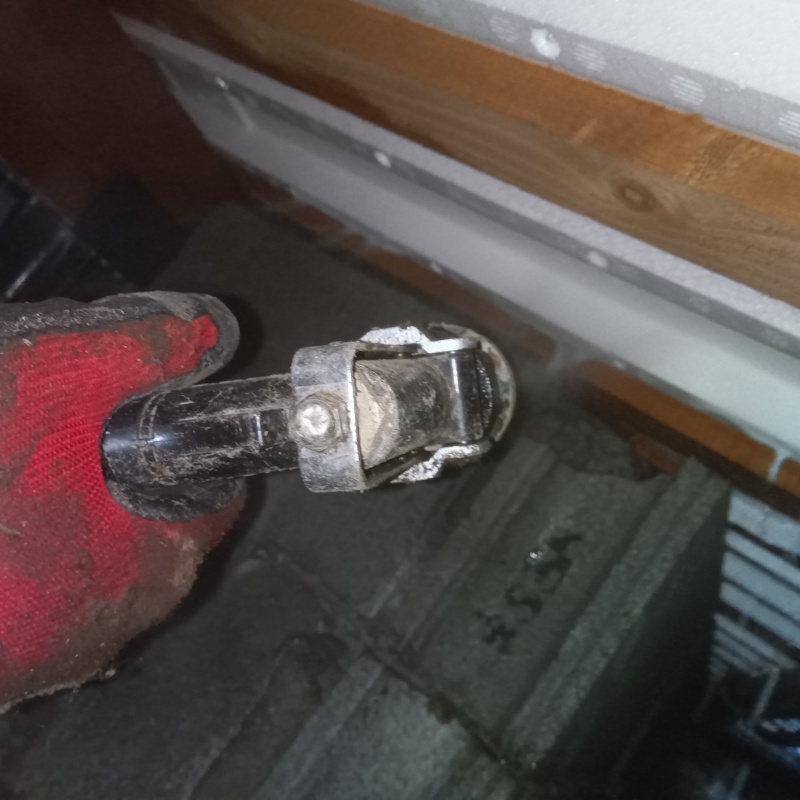 床下の木材にシロアリ駆除剤を散布