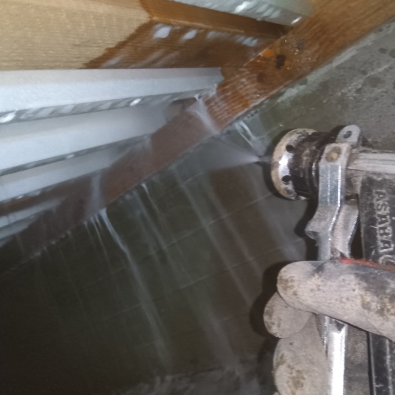 床下の木材にシロアリ駆除剤を散布