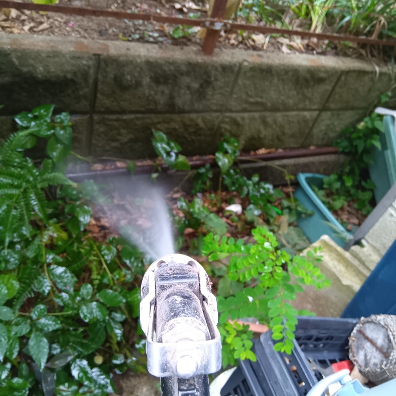 屋外の地面にシロアリ駆除剤を散布