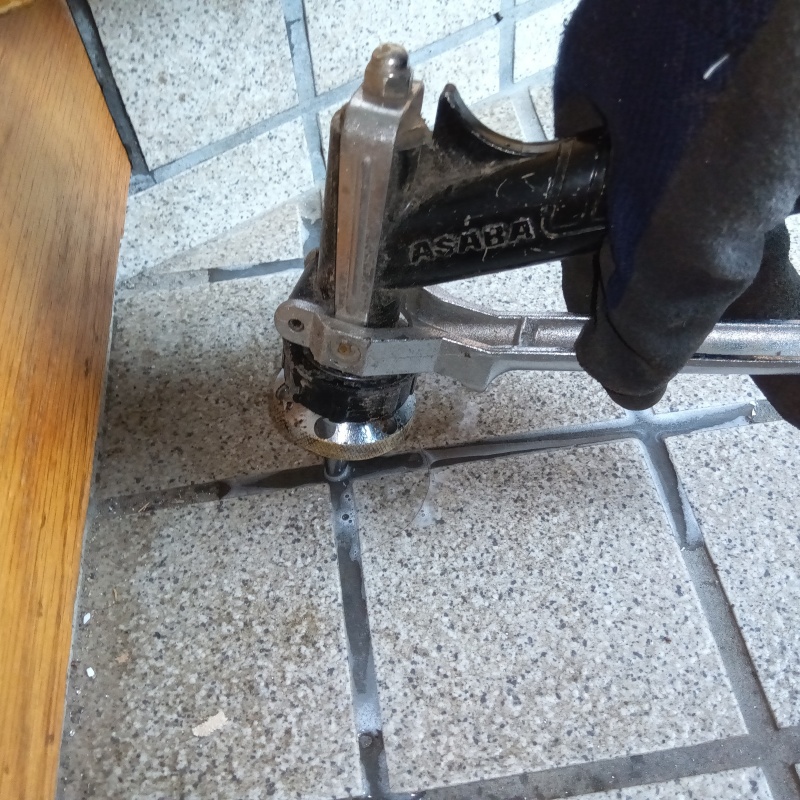 床にシロアリ駆除剤を注入