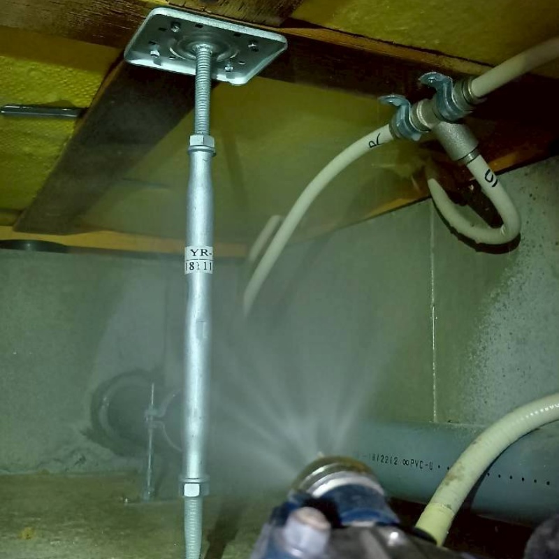 支柱まわりに防蟻剤を散布