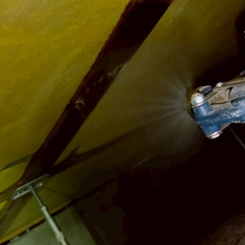 床下の木材に防蟻剤を散布