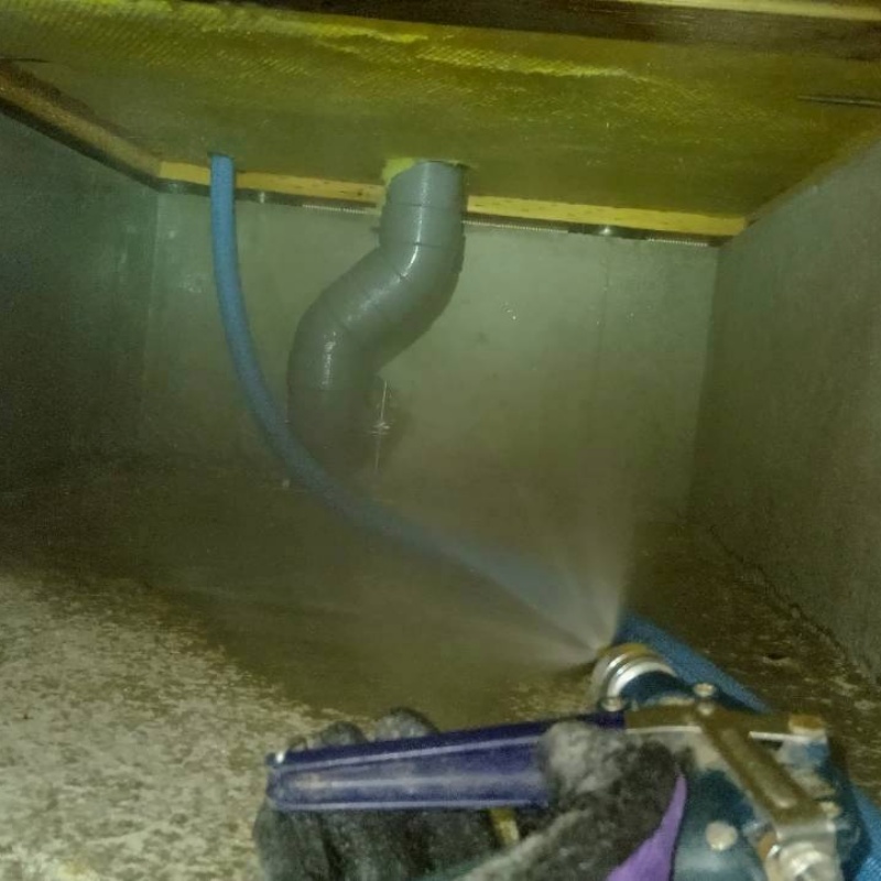 床下の地面に防蟻剤を散布