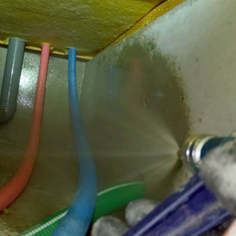 床下の地面に防蟻剤を散布