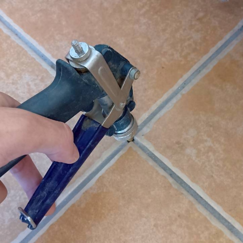 床に防蟻剤を注入