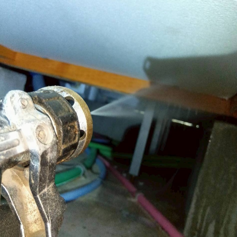 床下の木材に防蟻剤を散布