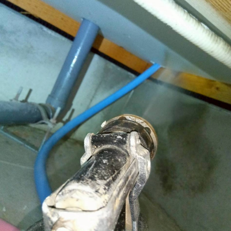 床下の木材に防蟻剤を散布