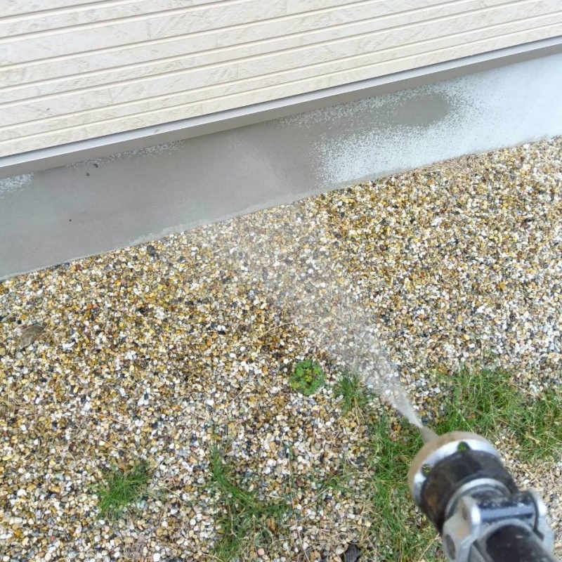 屋外の地面に防蟻剤を散布