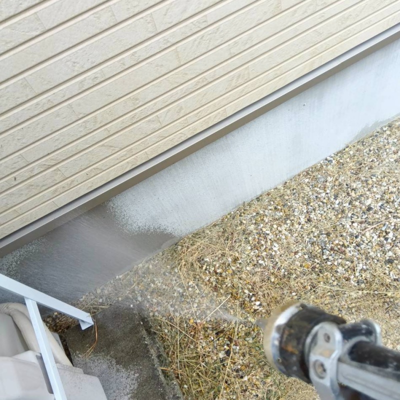 屋外の地面に防蟻剤を散布