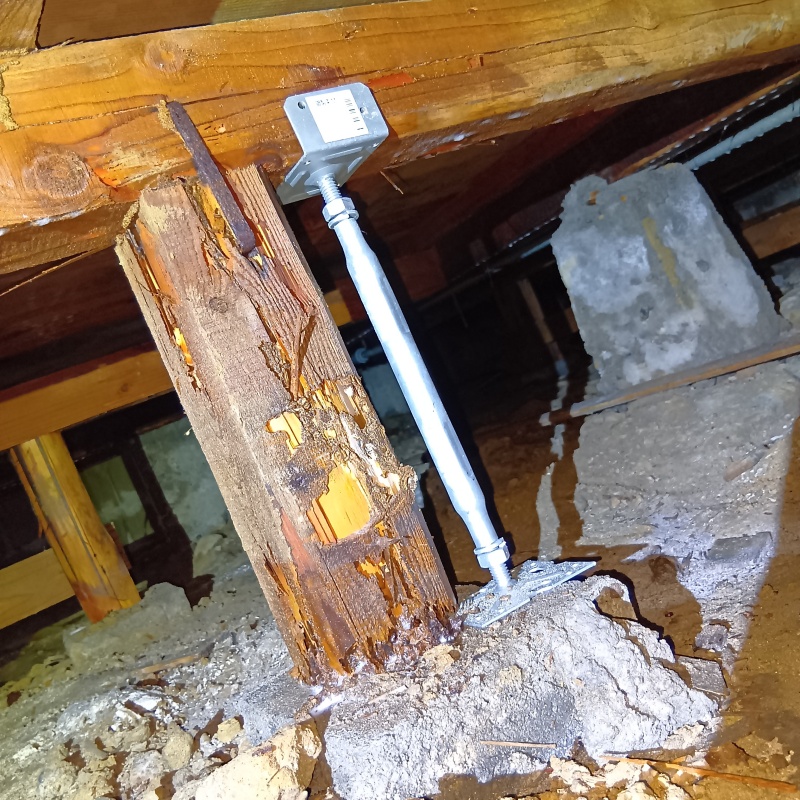 床を補強する支柱を設置