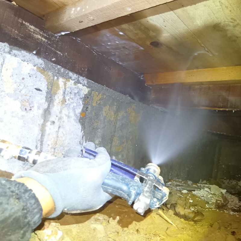 床下の木材にシロアリ駆除剤を散布