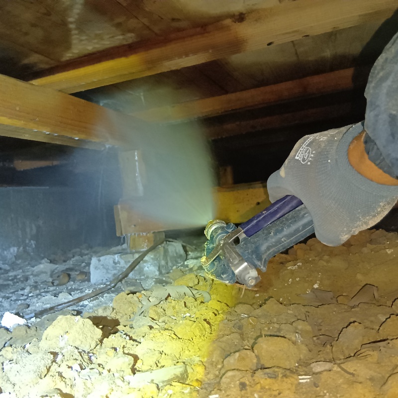 床下の木材にシロアリ駆除剤を散布