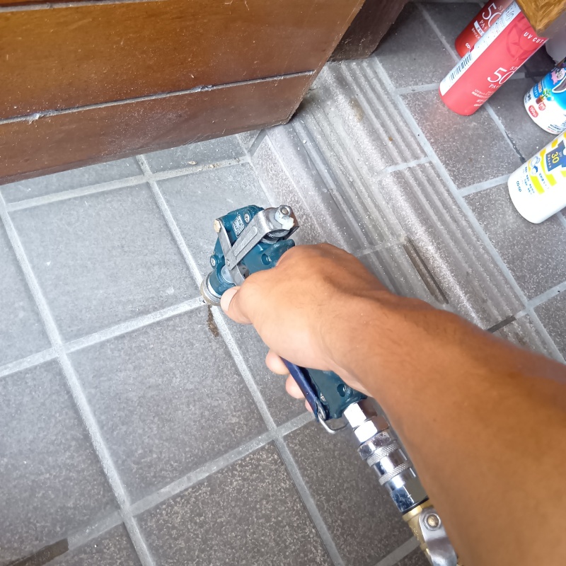 床にシロアリ駆除剤を注入