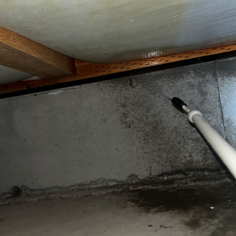 床下の木材にシロアリ駆除剤を散布