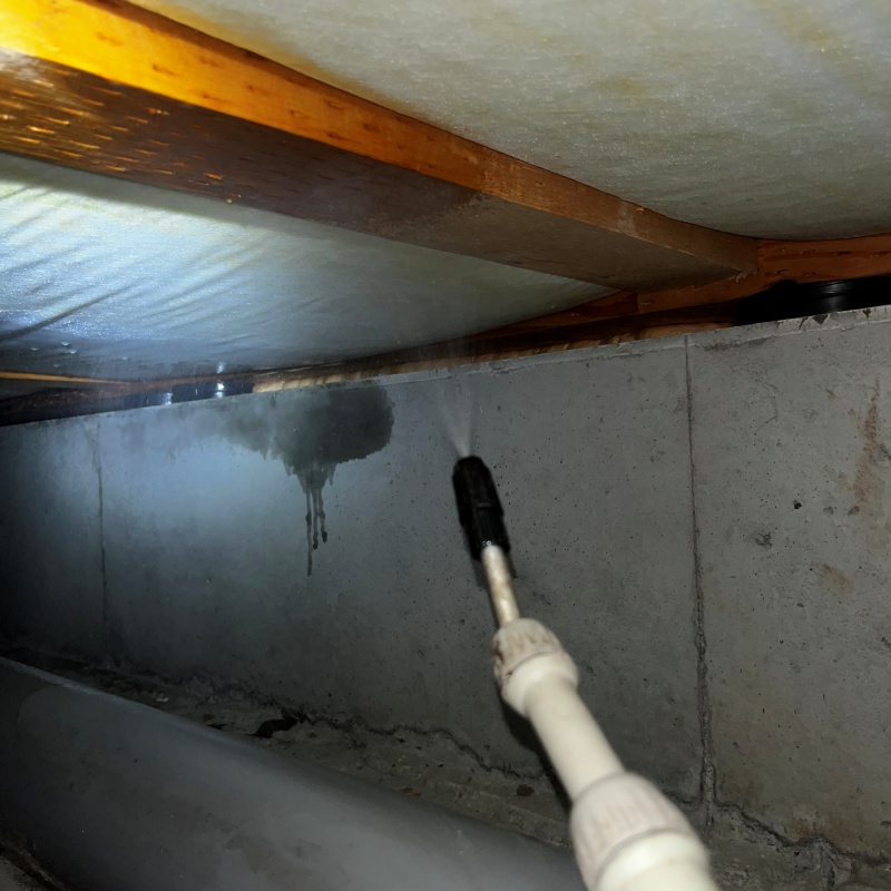 床下の木材にシロアリ駆除剤を散布