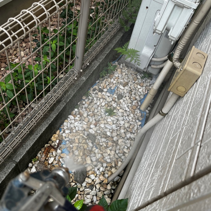 建物の外周にシロアリ駆除剤を散布