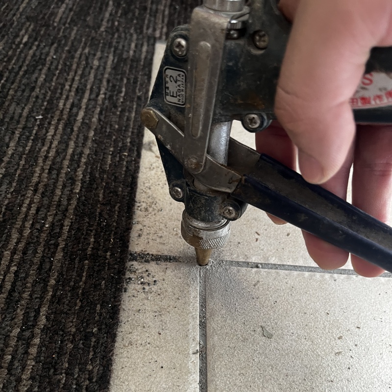 床にシロアリ駆除剤を注入