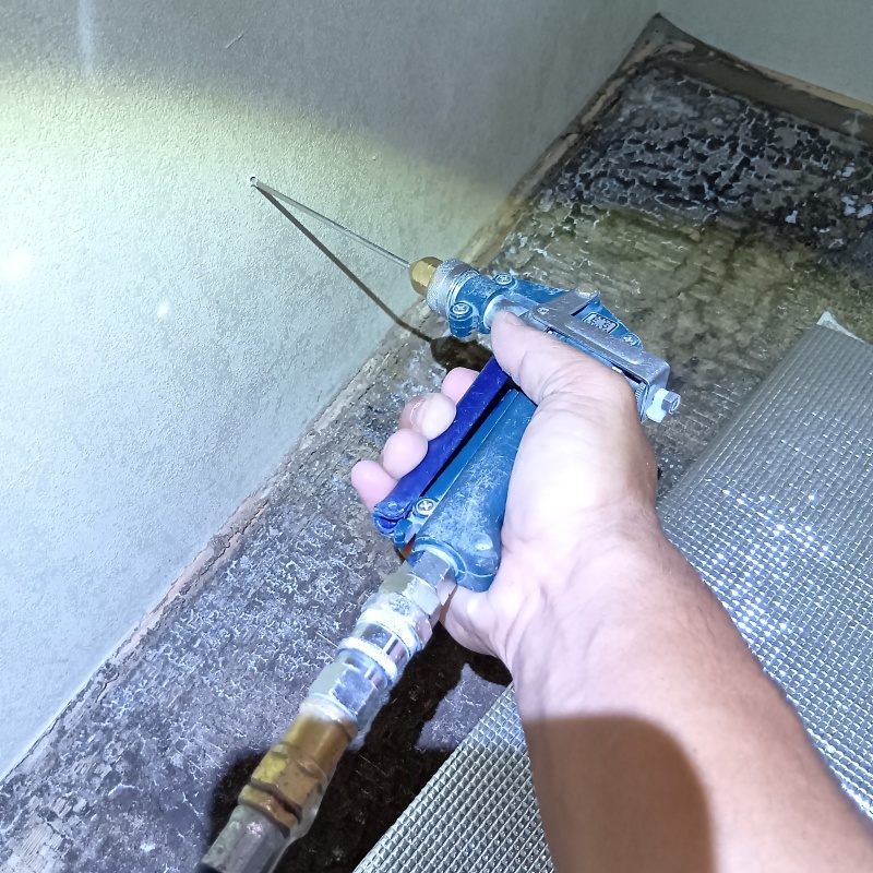 壁にシロアリ駆除剤を注入