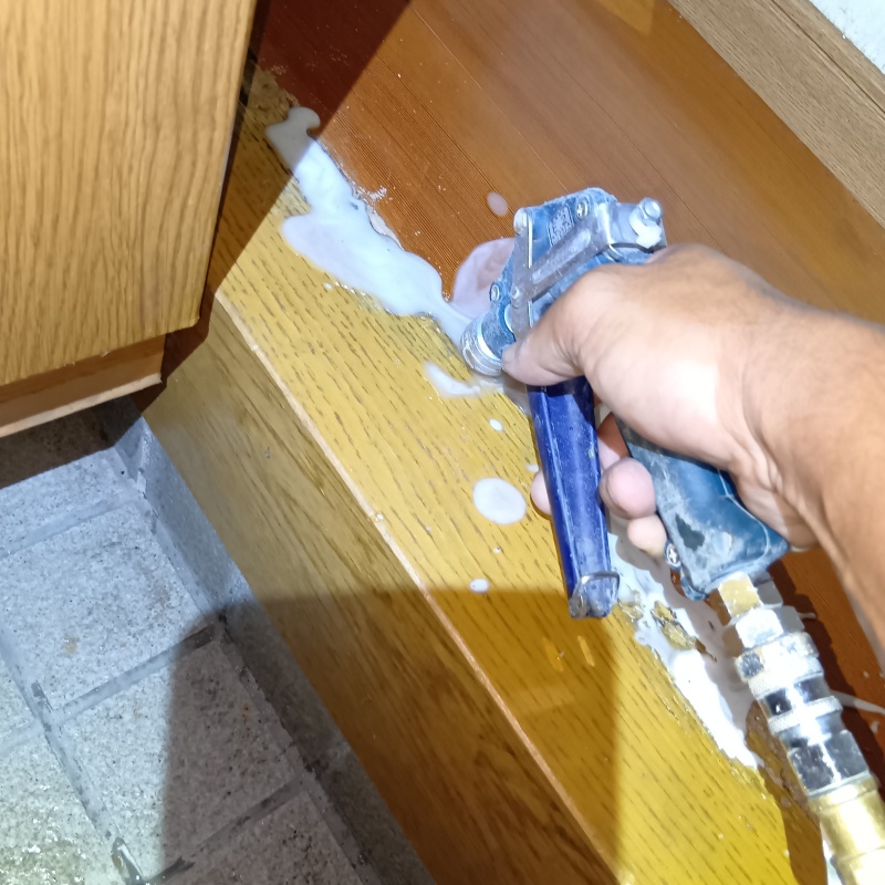 玄関の木部にシロアリ駆除剤を注入