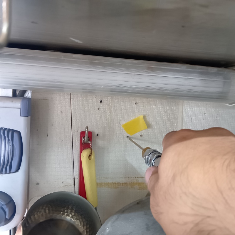 壁にシロアリ駆除剤を注入