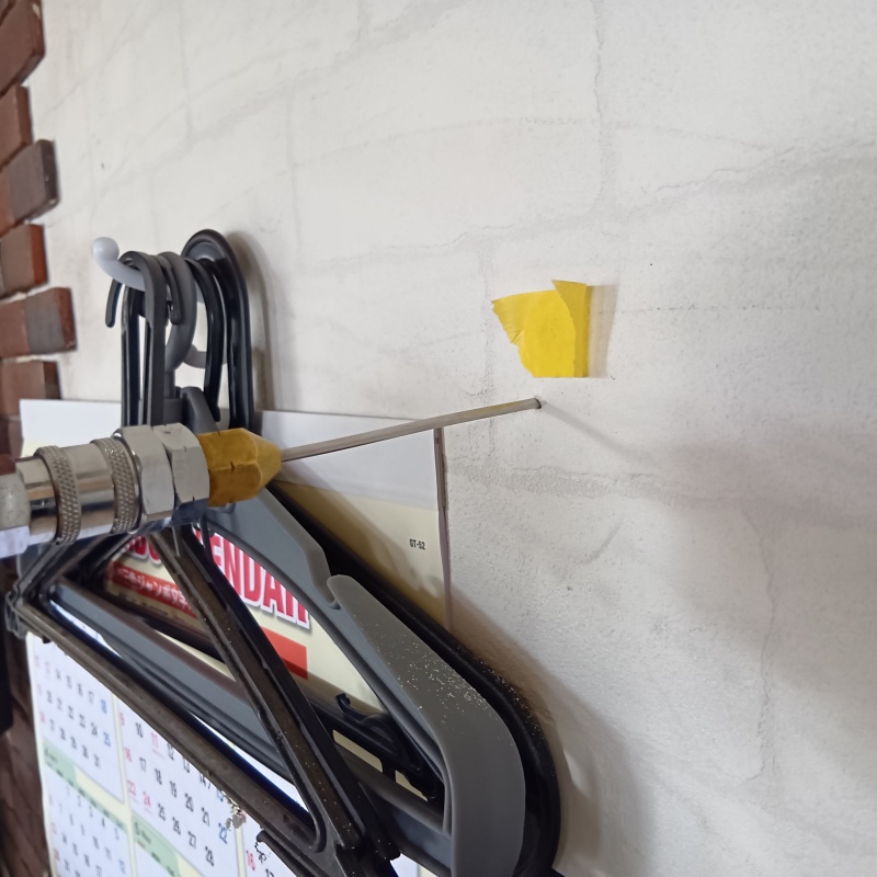 壁にシロアリ駆除剤を注入