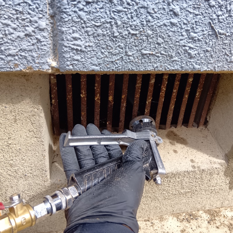 床下換気口からシロアリ駆除剤を散布