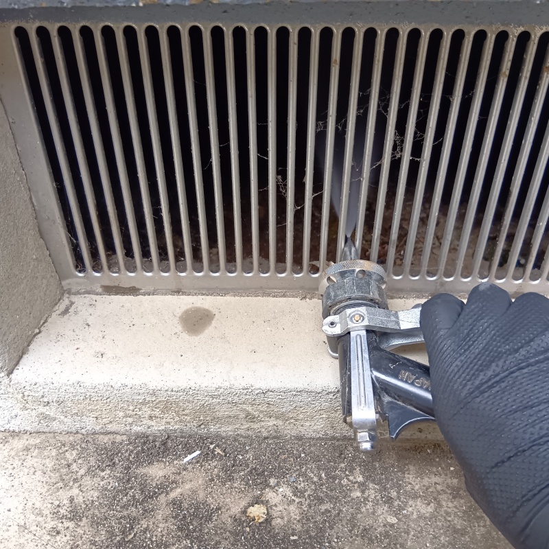 床下換気口からシロアリ駆除剤を散布