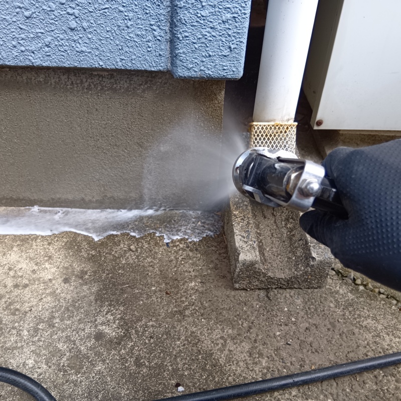 建物の外周にシロアリ駆除剤を散布