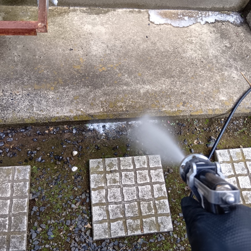 建物の外周にシロアリ駆除剤を散布