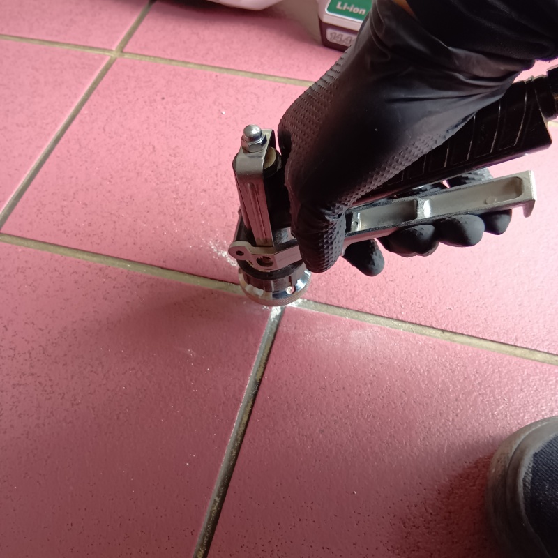 床にシロアリ駆除剤を注入