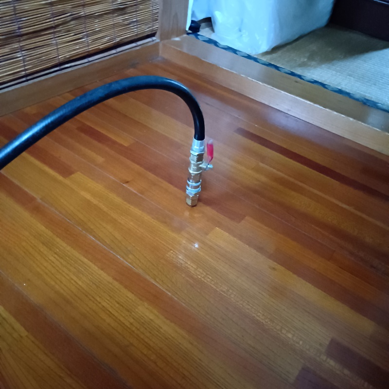 床にシロアリ駆除剤を注入