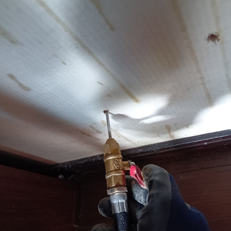 壁材に穴を開けてシロアリ駆除剤を注入