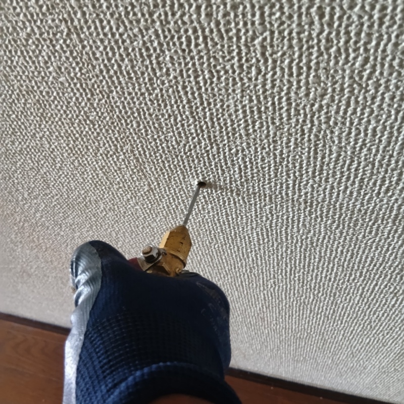 壁内部に直接シロアリ駆除剤を注入