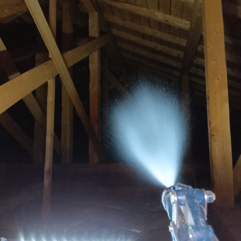 屋根裏の木材にシロアリ駆除剤を散布