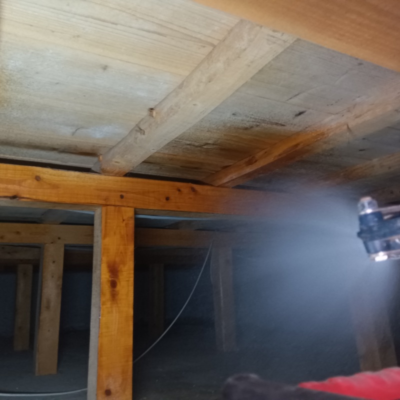 床下木材にシロアリ駆除剤を散布