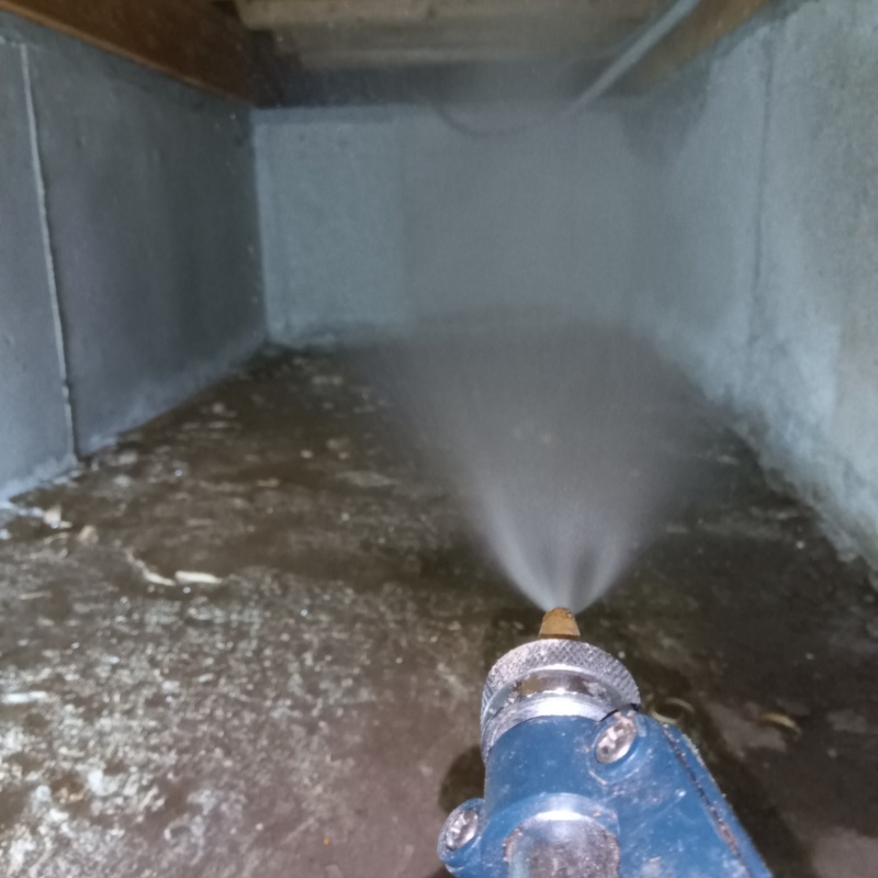 基礎にシロアリ駆除剤を散布