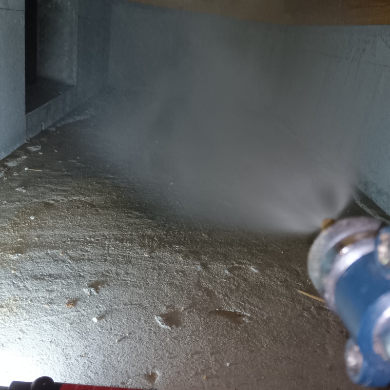 地面にシロアリ駆除剤を散布