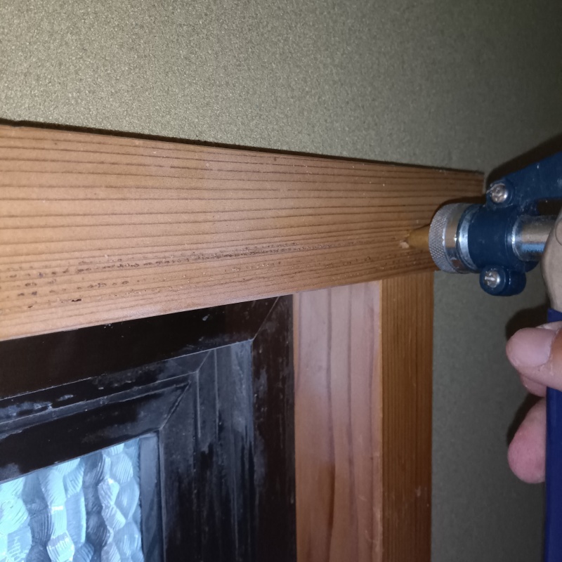 木材に穴を開けてシロアリ駆除剤を注入