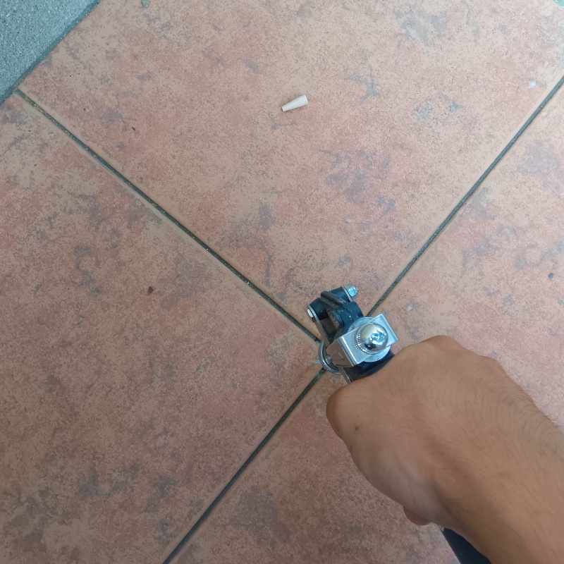 玄関床の目地からシロアリ駆除剤を注入