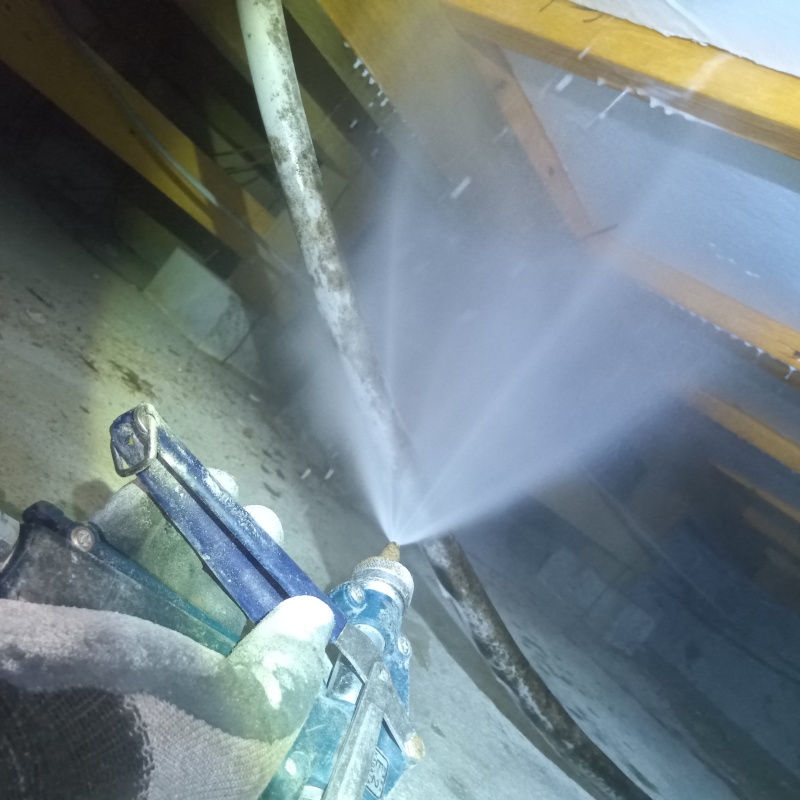 床下木材にシロアリ駆除剤を散布