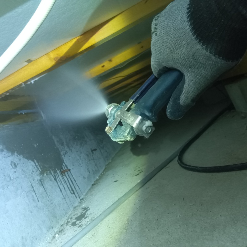 床下断熱材にシロアリ駆除剤を散布