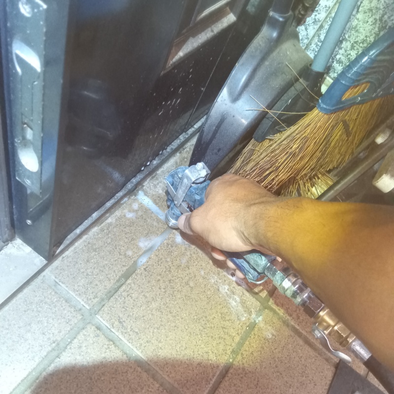 玄関床の目地からシロアリ駆除剤を注入