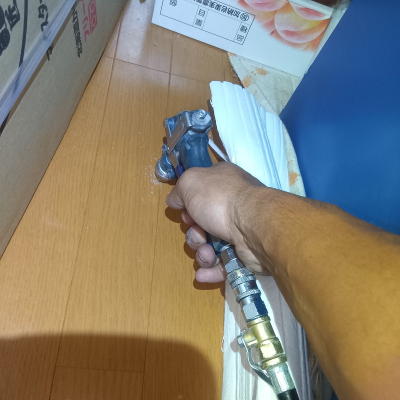 フローリングに穴を開けてシロアリ駆除剤を注入